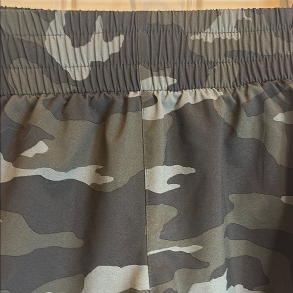 Athleta Camo Athletic Shorts Moisture-Wicking Relaxed Fit | Women’s XS - Picture 6 of 9